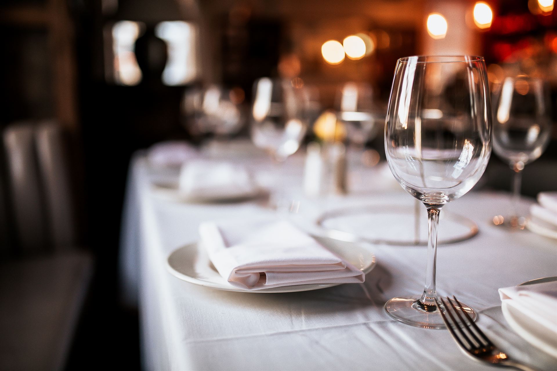 ujęcie z bliska stołu restauracyjnego z kieliszkiem do wina