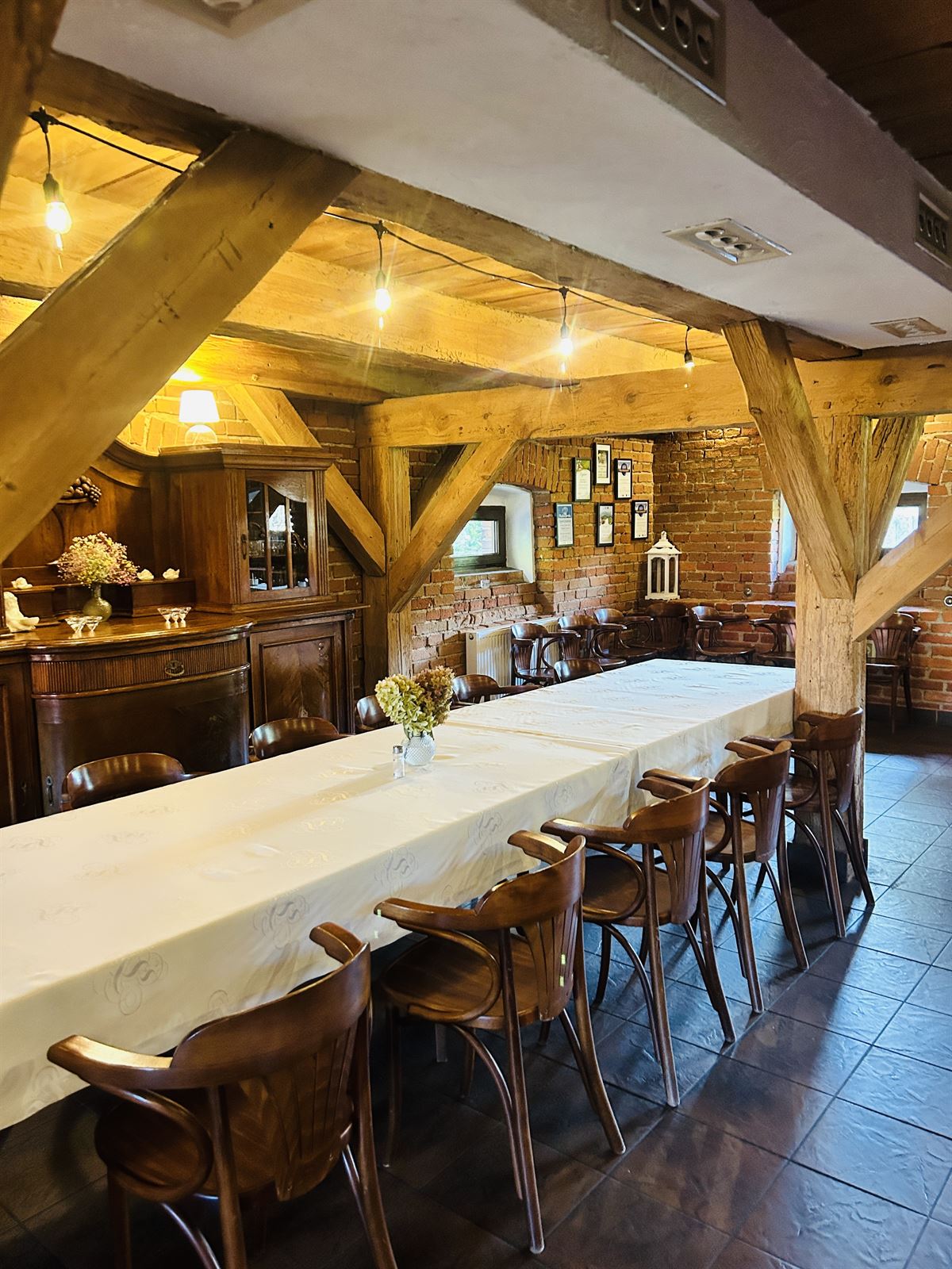 restauracja z długim stołem i drewnianymi meblami