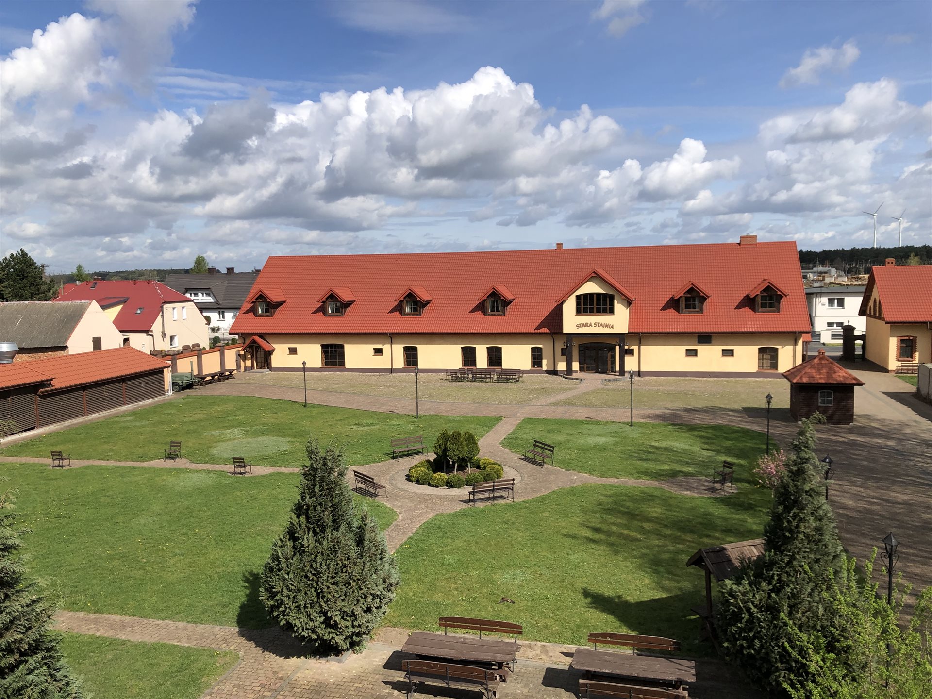 widok na ogród oraz cały obiekt